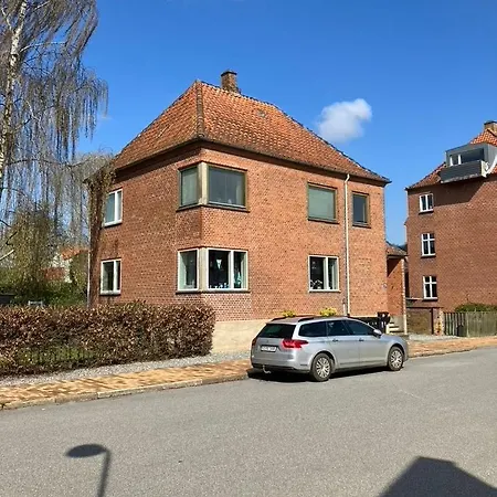 Apartment Bright And Spacious 3 Bedroom With Balcony Close To The *