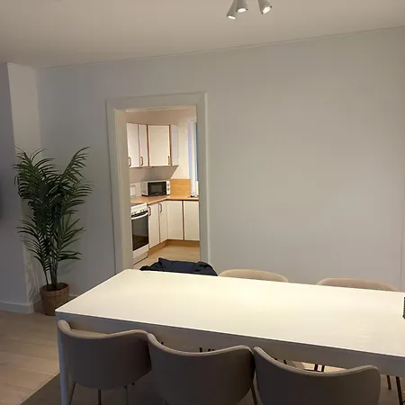 Apartment Bright And Spacious 3 Bedroom With Balcony Close To The
