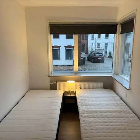 Apartment Bright And Spacious 3 Bedroom With Balcony Close To The *