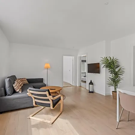 Bright And Spacious 3 Bedroom With Balcony Close To The Apartment