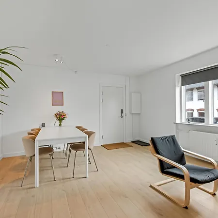 Lägenhet Bright And Spacious 3 Bedroom With Balcony Close To The
