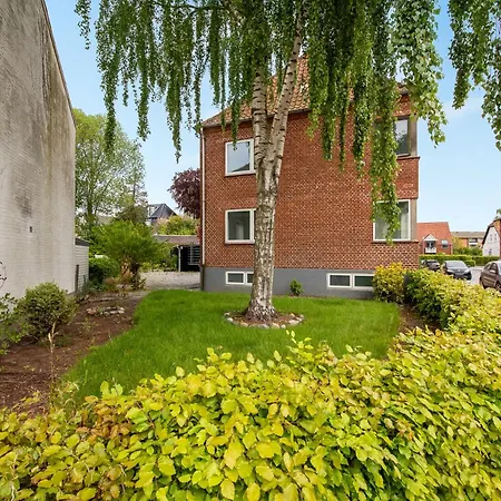 Apartment Bright And Spacious 3 Bedroom With Balcony Close To The